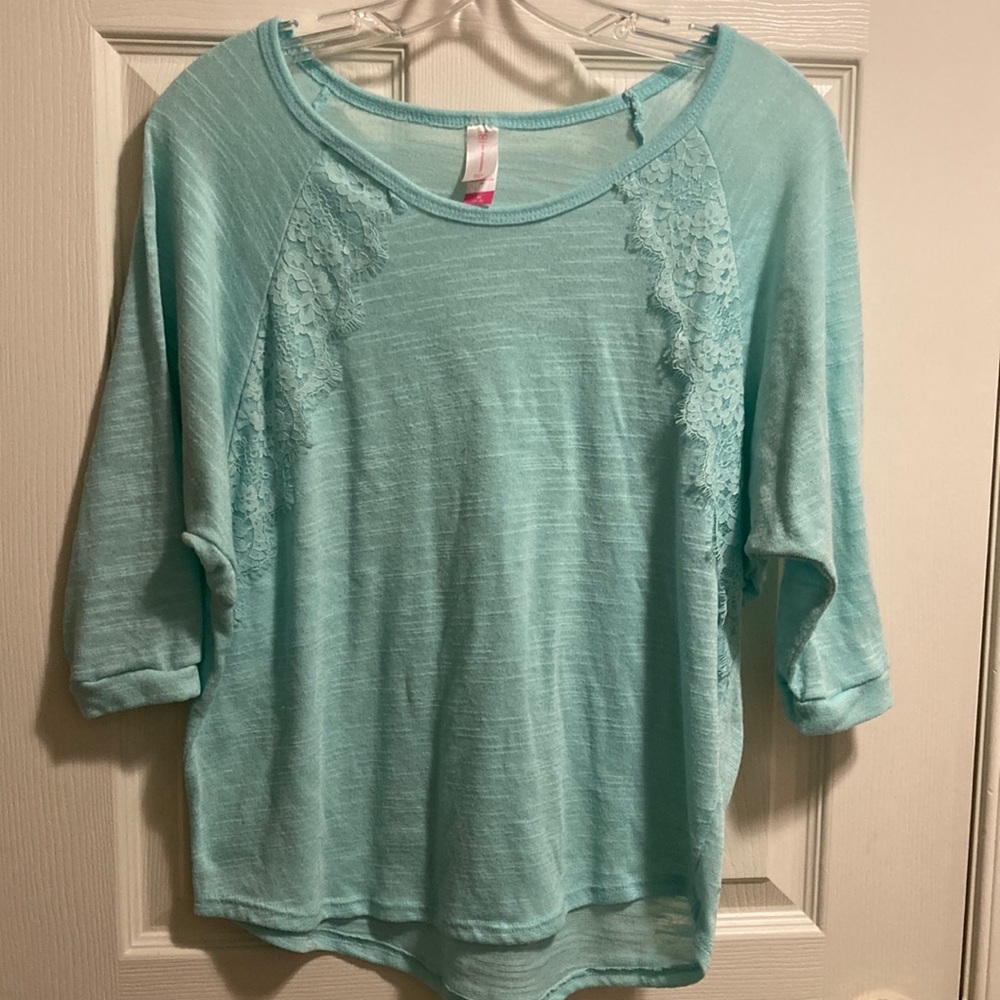 No Boundaries Seafoam Green Top (size Junior’s M)